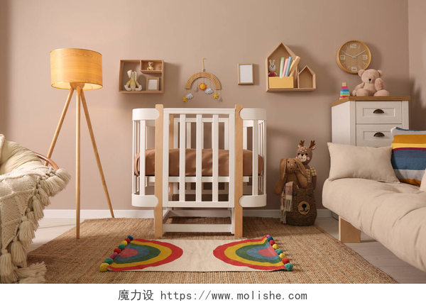 温馨的婴儿房婴儿房室内有时髦家具和舒适的婴儿床